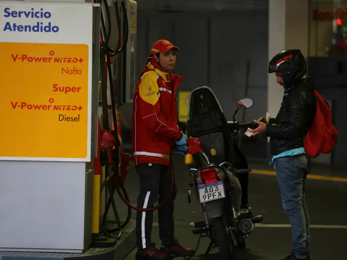 Axion y Shell aumentan 2,50% las naftas y 1,80% el gasoil