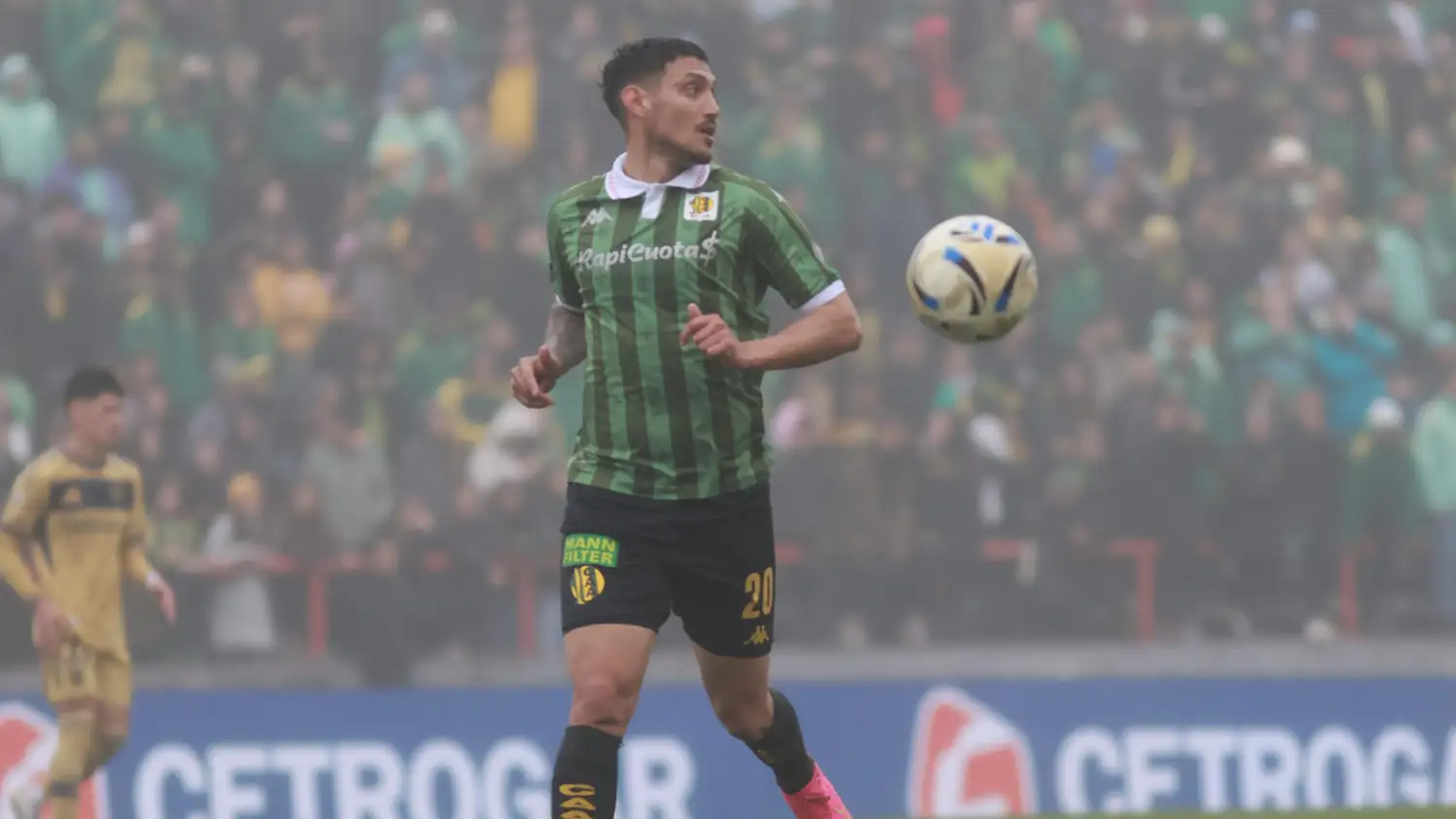 Jonathan Cabral con la pelota en la mira