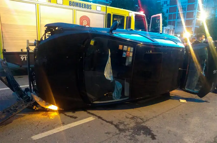 Manejaba borracho y volcó su auto frente a Plaza Mitre