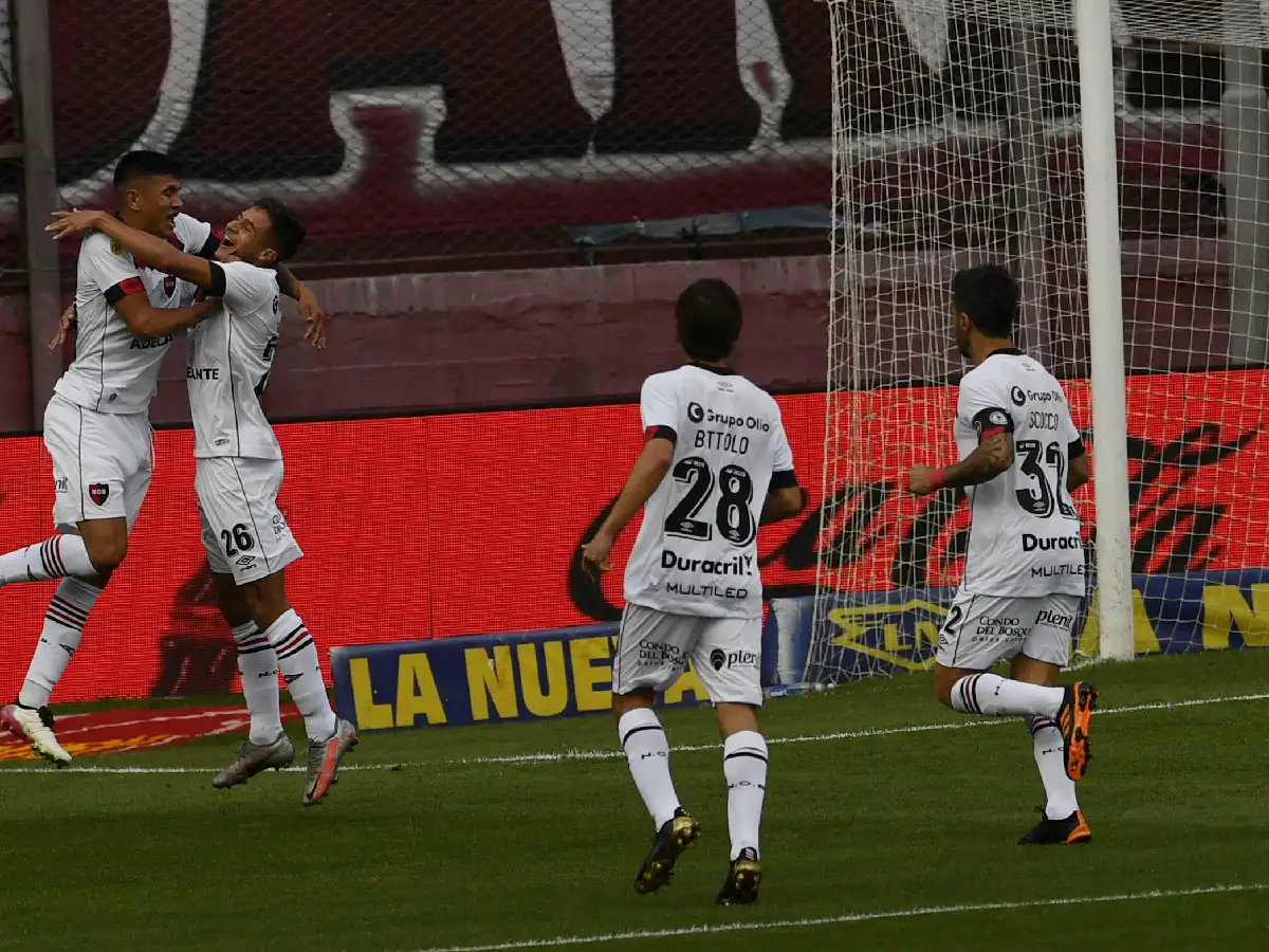 Newell's sorprendió a Lanús y lo alejó de la punta 