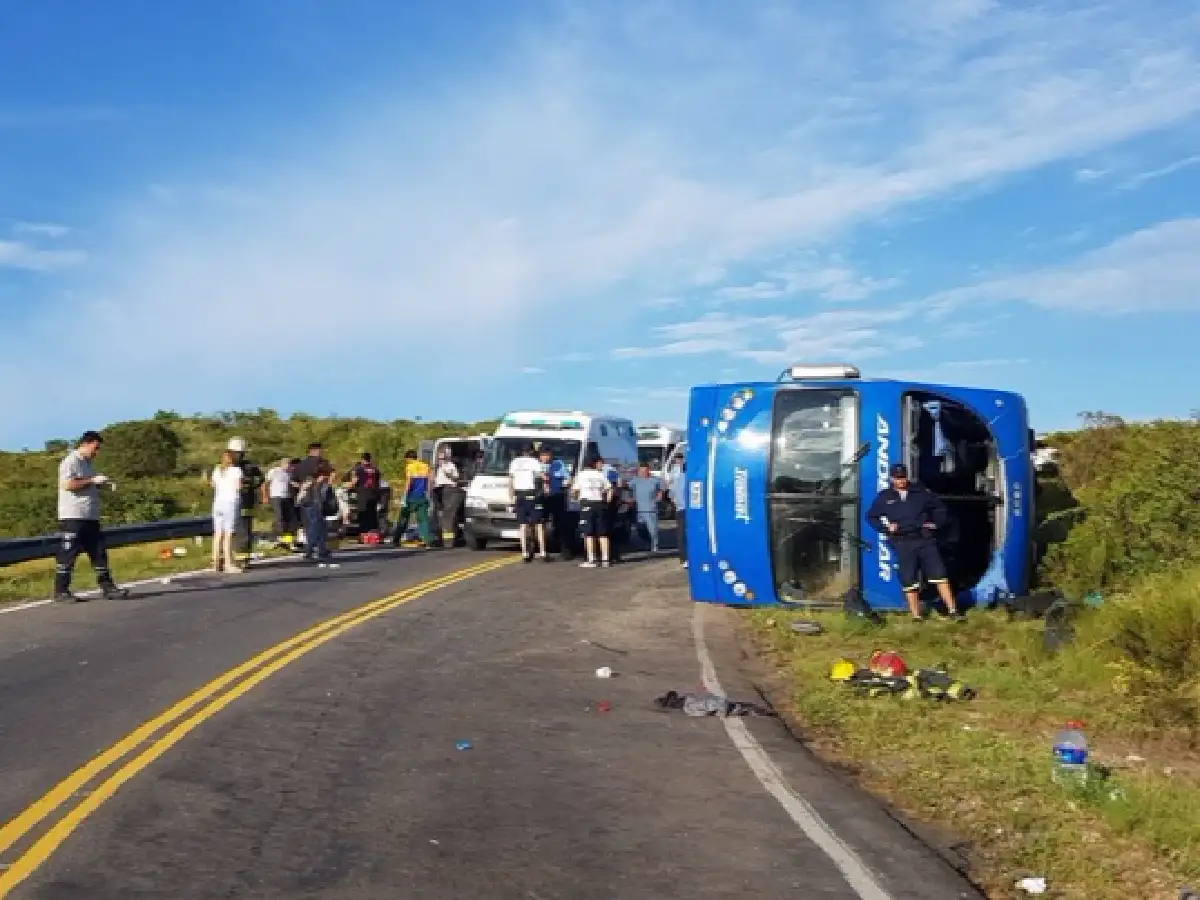 Murió el hombre amputado tras el vuelco de un micro en el Camino de las Altas Cumbres