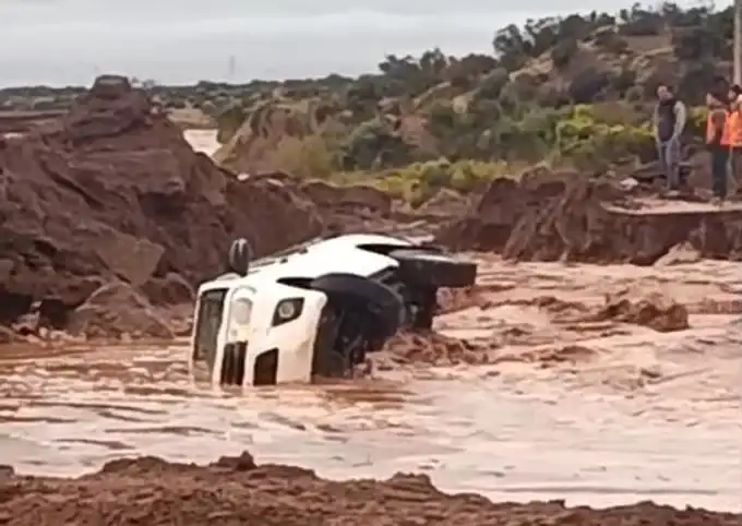 Camionetas petroleras quedaron a merced de la corriente en Vaca Muerta