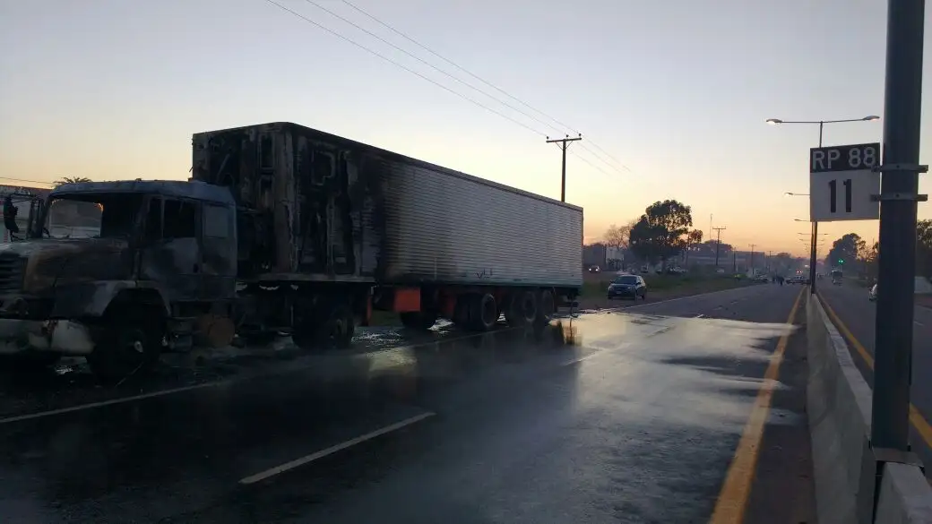 Se incendió un camión de carga en la ruta 88
