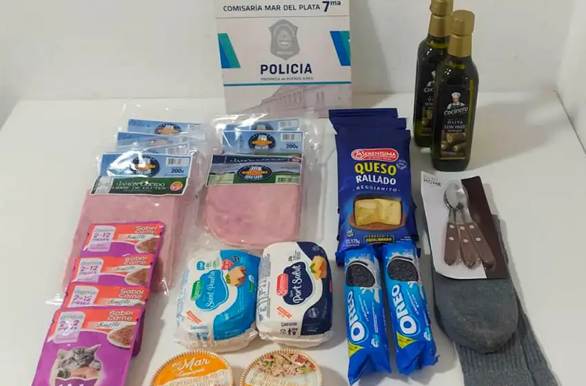 Una mujer quiso llevarse alimentos entre su ropa , pero la atraparon