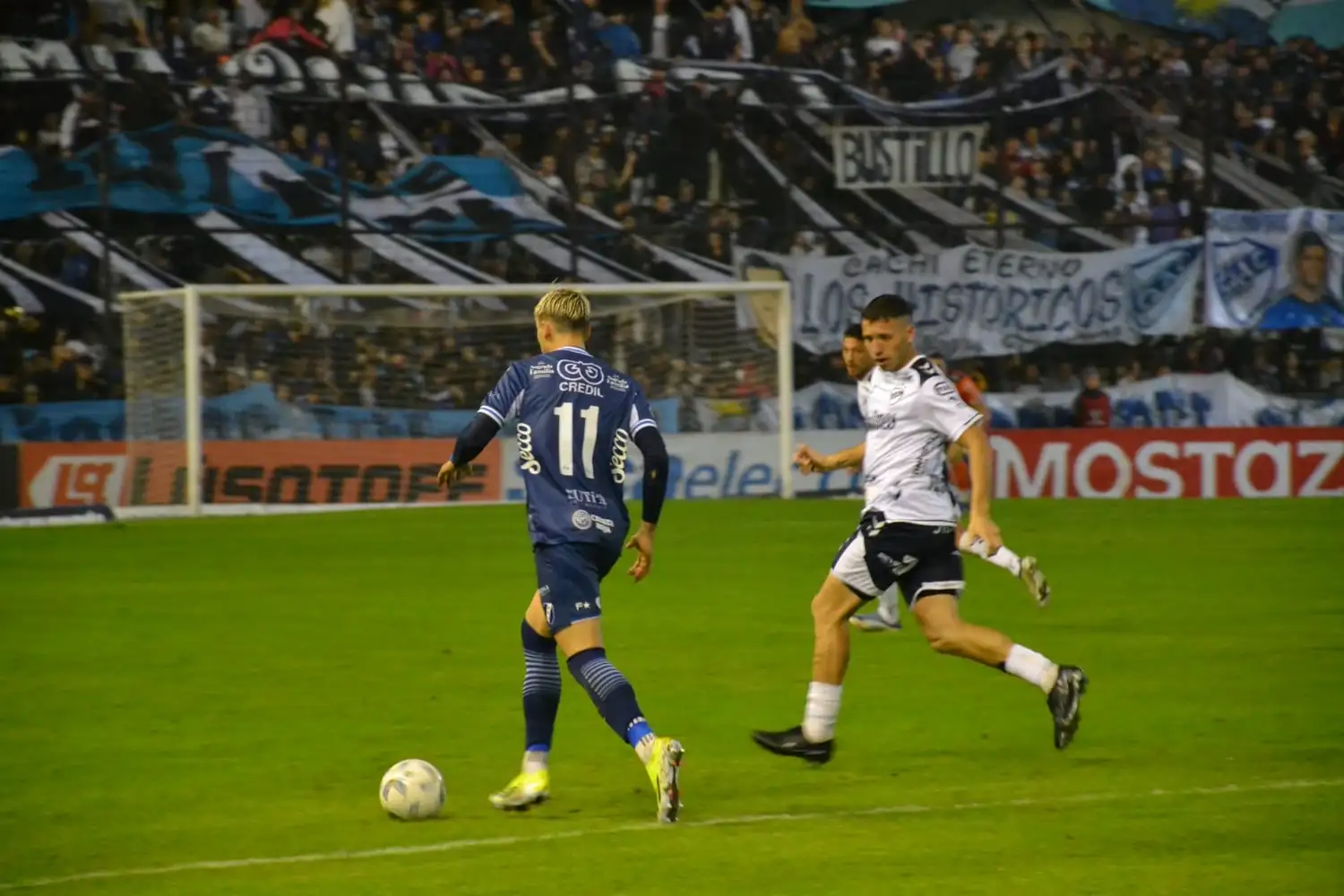 El extremo Rambert con la conducción del balón (Foto: Prensa Quilmes)