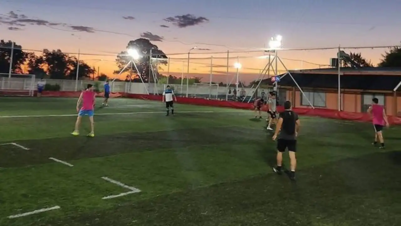 Roban cables y dejan sin luz una cancha de fútbol en Rufino