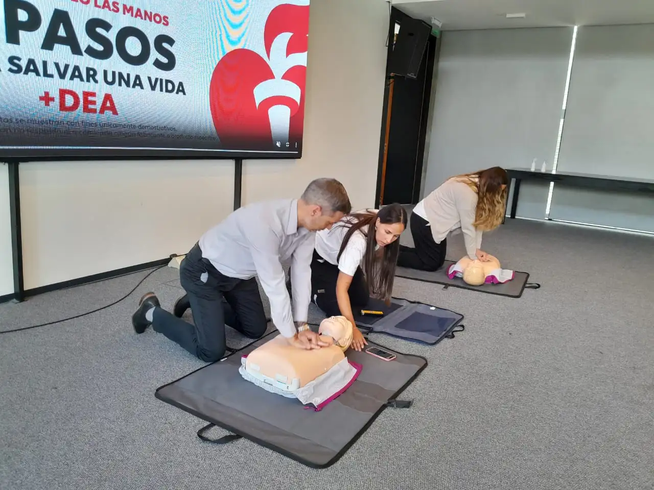 Trabajadores aprendieron maniobras de RCP y de Heimlich