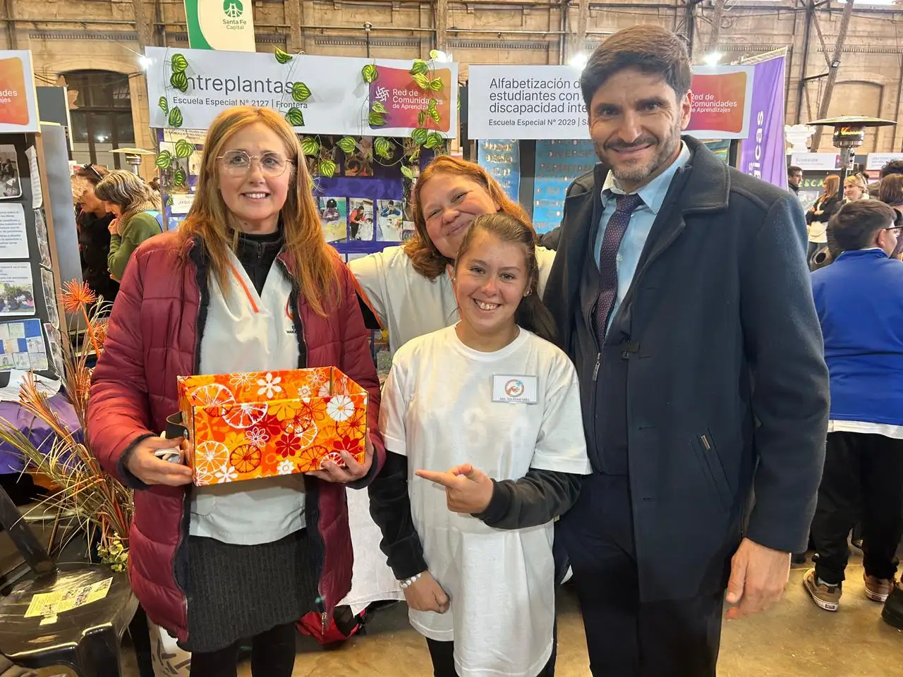 Integrantes de la Escuela Especial N° 2127 “María Montessori” junto al gobernador de Santa Fe.