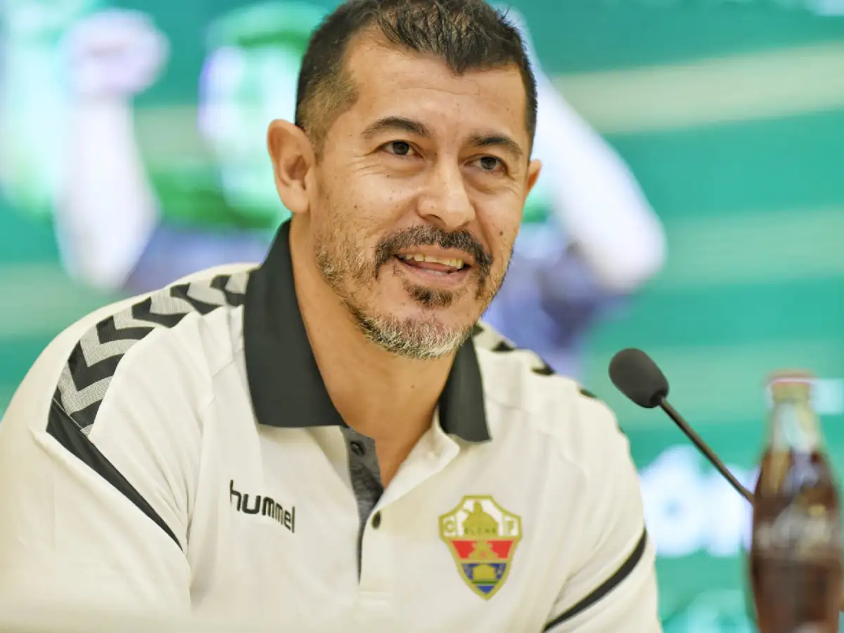 Almirón fue presentado como entrenador del Elche