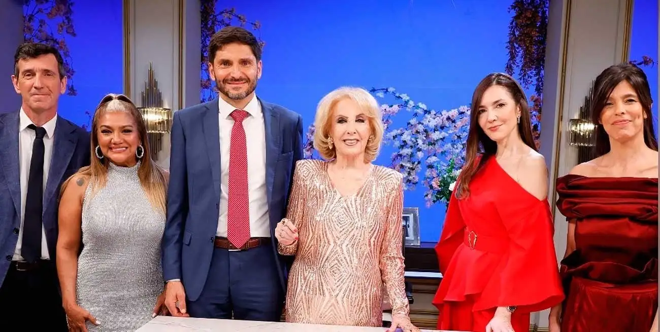 En el centro de la imagen, el gobernador Pullaro y la "diva de los almuerzos". Foto: Gentileza