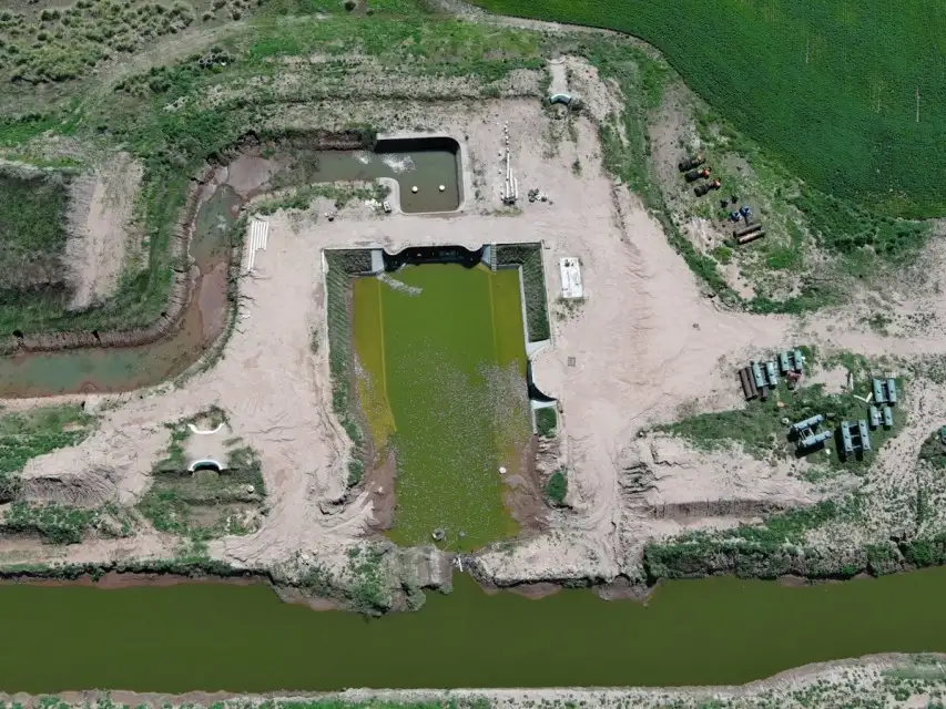 Una obra regula los niveles de la laguna.