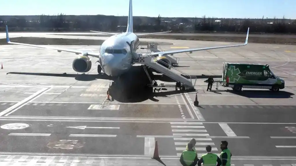 El pasajero viajaba en la línea aérea Flybondi (Gentileza: La Mañana Neuquén)