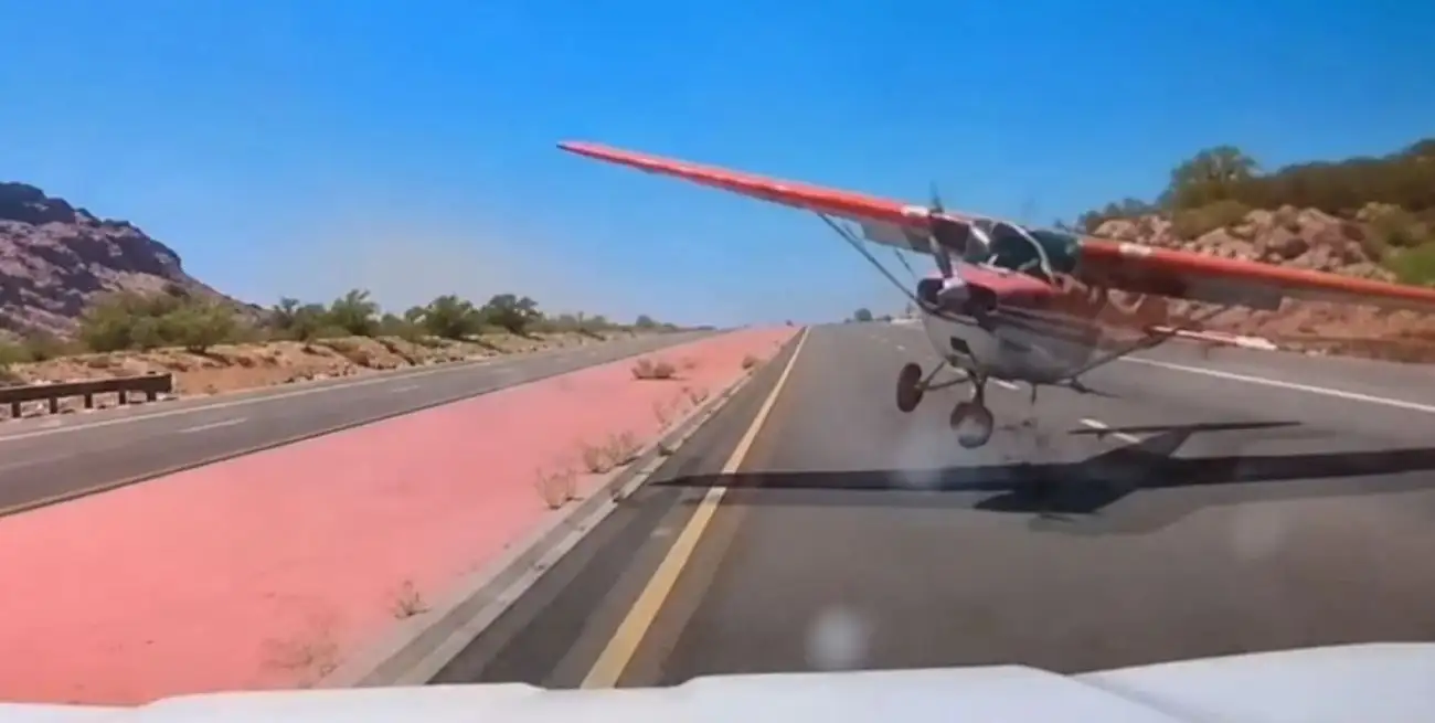 Avioneta aterrizó de emergencia en una autopista en Arizona. Foto: captura de video