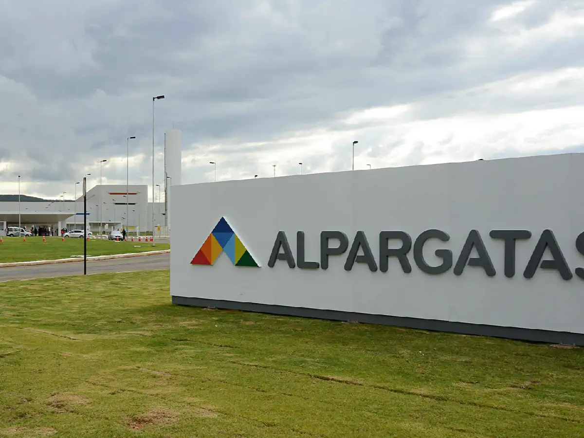 Por la crisis, la tradicional empresa textil Alpargatas se va de la Argentina 
