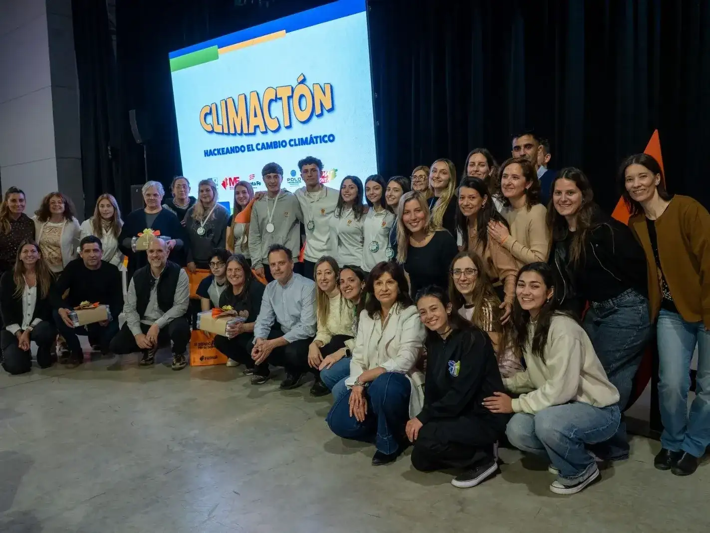 Jóvenes, docentes y autoridades juntos en el escenario durante el primer ClimActón en Firmat. Foto: Municipalidad de Firmat.