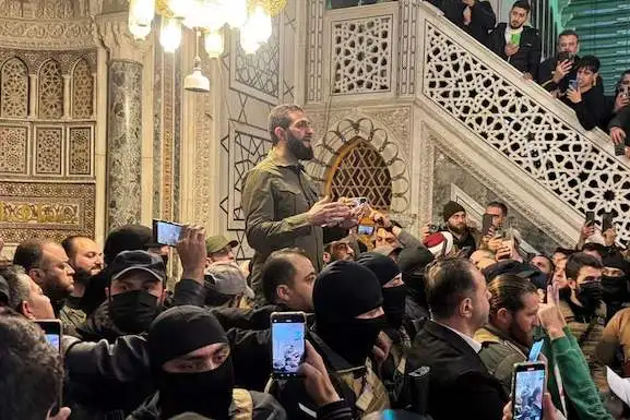 Los rebeldes sirios avanzan hacia la formación de un gobierno y buscan restablecer el orden tras la caía de Al Assad