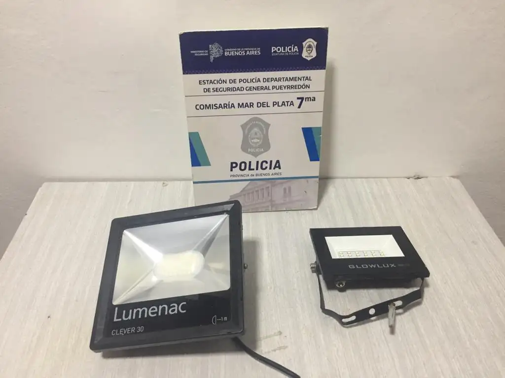 Se le vino la noche: robó los reflectores LED y lo descubren cuando escapaba