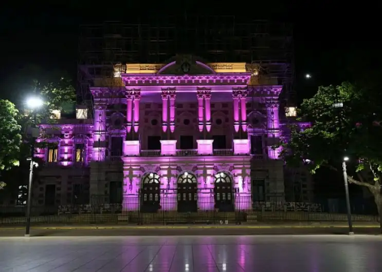 El edificio luce el color rosa para apoyar las acciones en el marco del Mes y Día Mundial de Lucha contra el Cáncer de Mama.