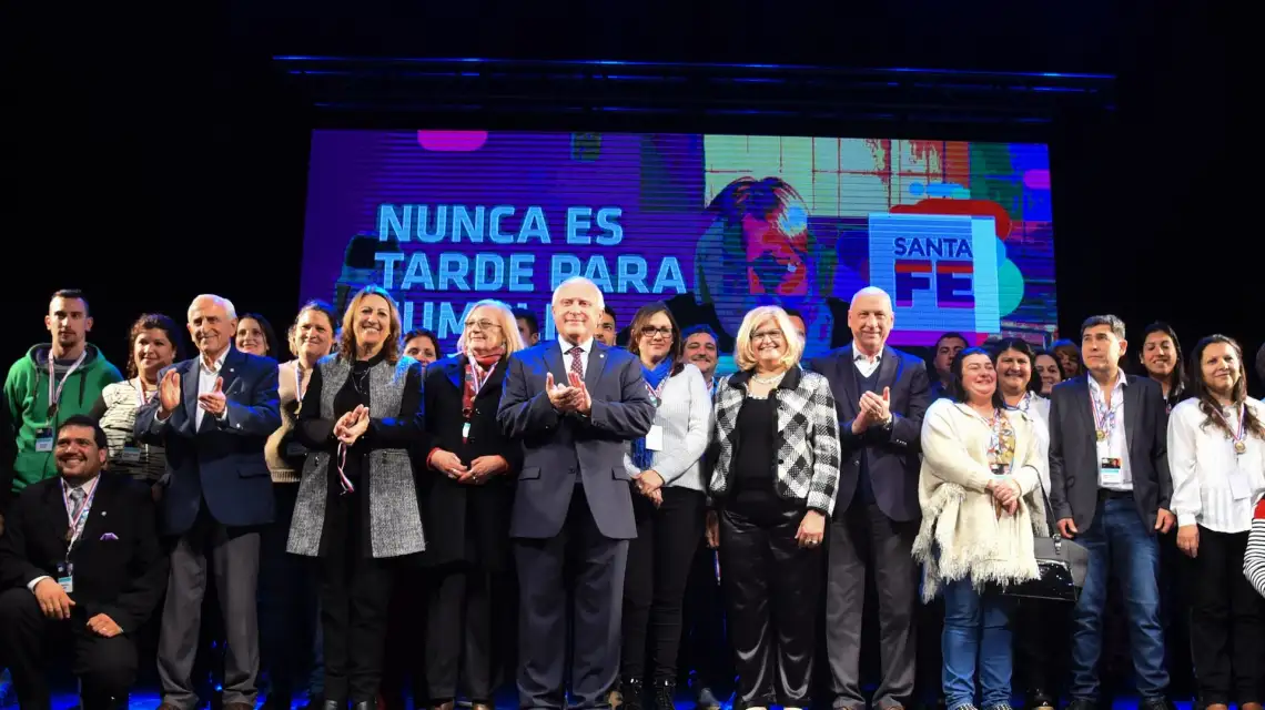 Acto de colación de la primera promoción del plan Vuelvo a Estudiar Virtual