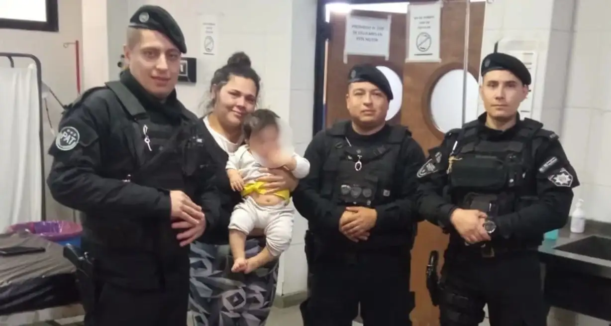 Los uniformados fueron rápidamente hasta la vivienda y una joven de 28 años, de nombre Nadia, madre del pequeño, les dijo que su hijo estaba comiendo cuando se ahogó al tragar, por lo que rápidamente intervinieron para realizarle maniobras de reanimación.