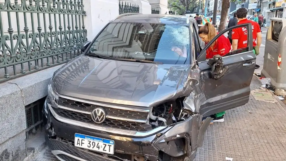 El motociclista circulaba a alta velocidad por el carril exclusivo para colectivos y al cruzar, embistió a un vehículo Volkswagen (@crisromero10)