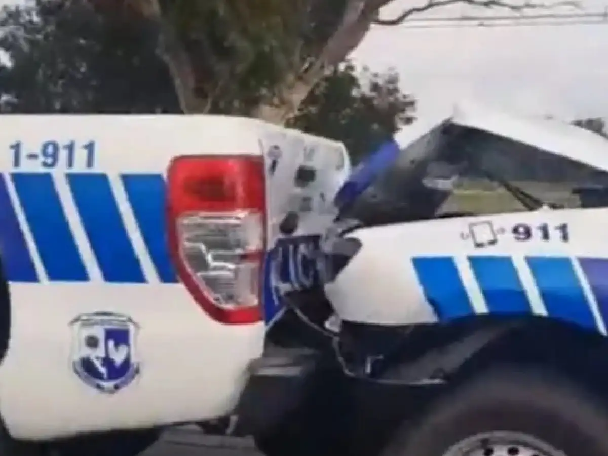Iban a presentar los móviles policiales y chocaron en cadena