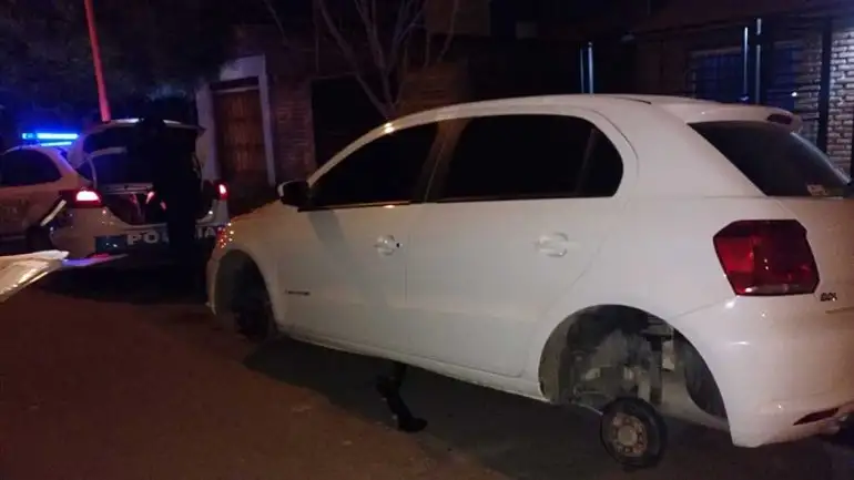Robaron las ruedas de un auto en San Lorenzo al 2000