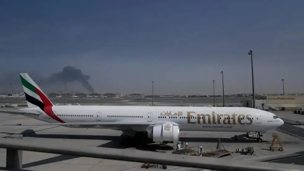 Un avión de Emirates está estacionado en el Aeropuerto Internacional de Dubái tras su cierre en Dubái, Emiratos Árabes Unidos, el domingo 1 de marzo de 2026
