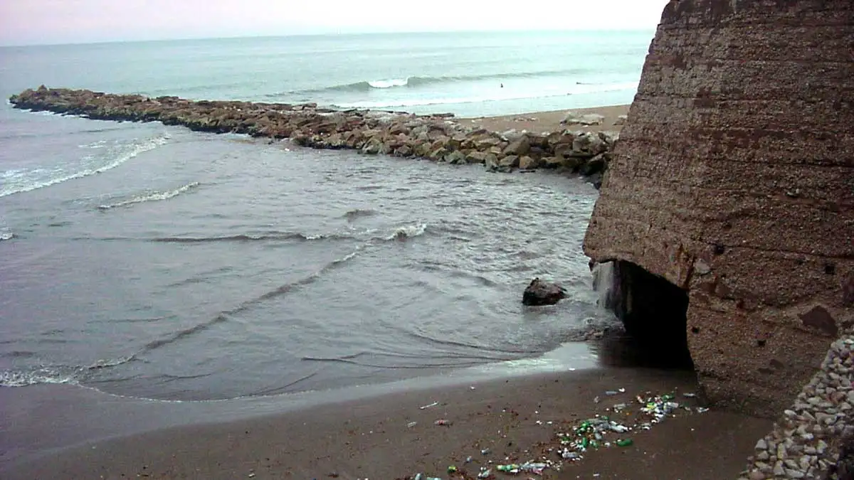 Intensa búsqueda de un joven pescador que cayó al mar