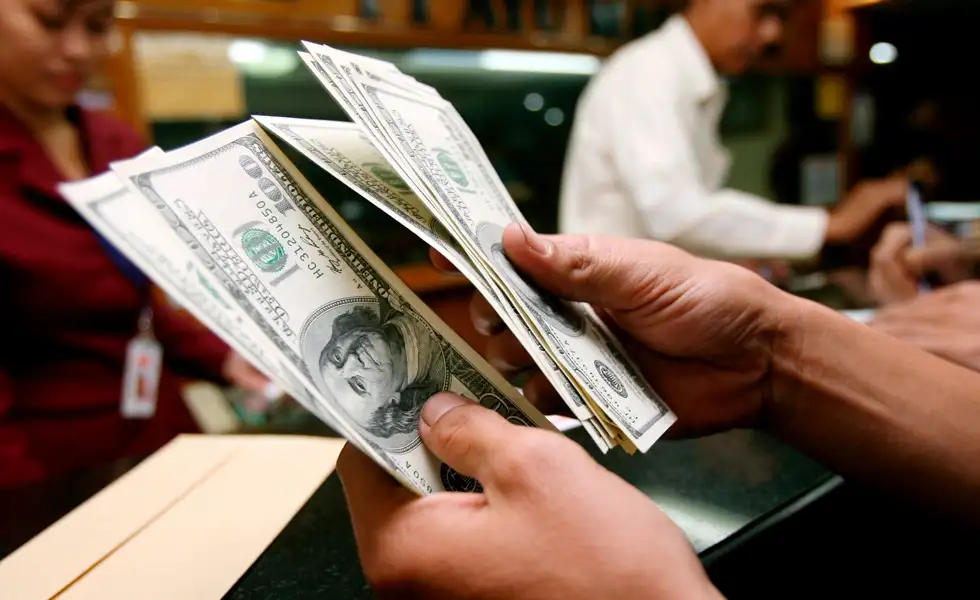 Incentivos para que ahorristas suban depósitos en dólares