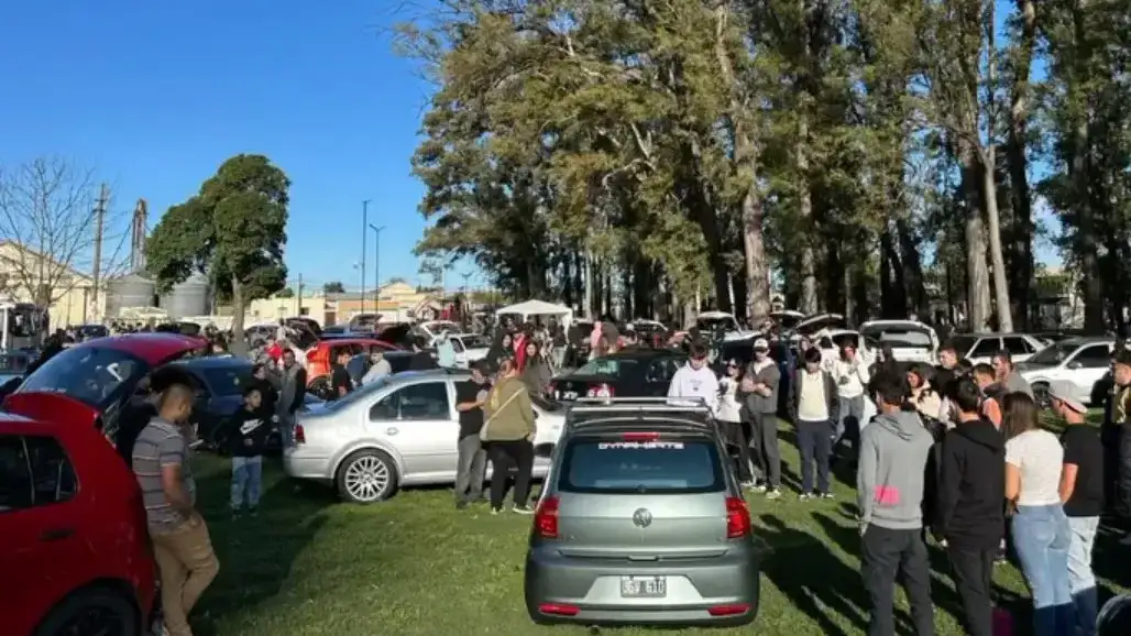 Una gran variedad de autos personalizados y ploteados se exhiben en el Showcar de Elortondo, evento que reúne a cientos de entusiastas del automovilismo y vehículos modificados en una jornada al aire libre con gran convocatoria de público.