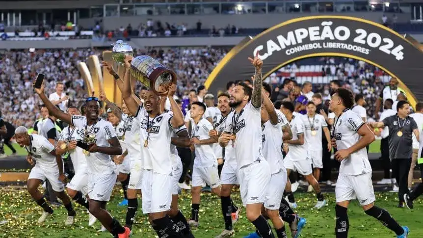 Momento cúlmine: Botafogo levanta la primera Copa Libertadores en 106 años de historia.