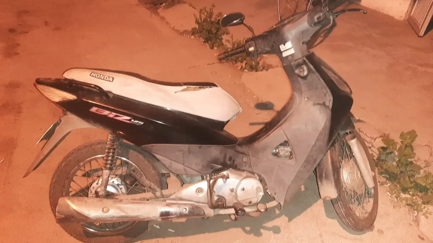 La motocicleta recuperada por la policía.