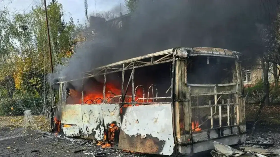 Un autobús en llamas tras el ataque en Kramatorsk, que dejó al menos 33 muertos y 18 heridos, según las autoridades locales.