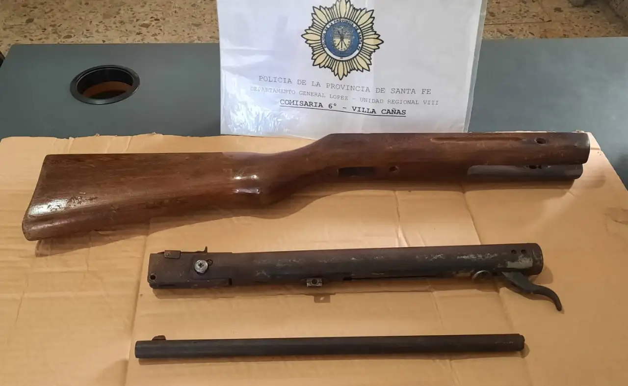 El rifle incautado por la policía en la requisa voluntaria.