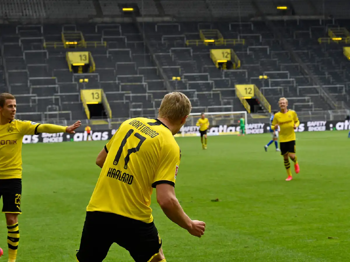 La vuelta del fútbol en Alemania tiene sus "perlitas"