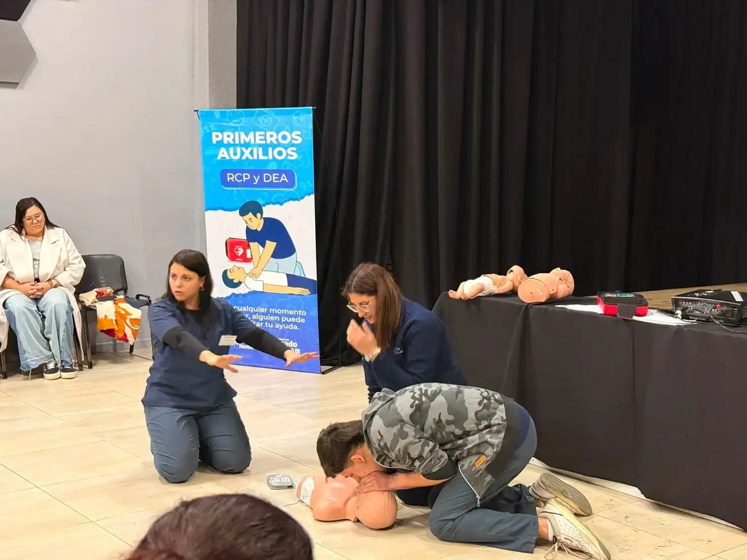 Los capacitadores en plena demostración.