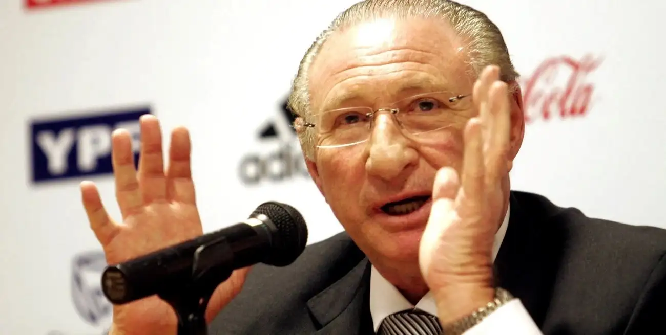 Su mirada crítica sobre el rol de los medios y el negocio del fútbol lo posicionó como una voz influyente en el debate público.