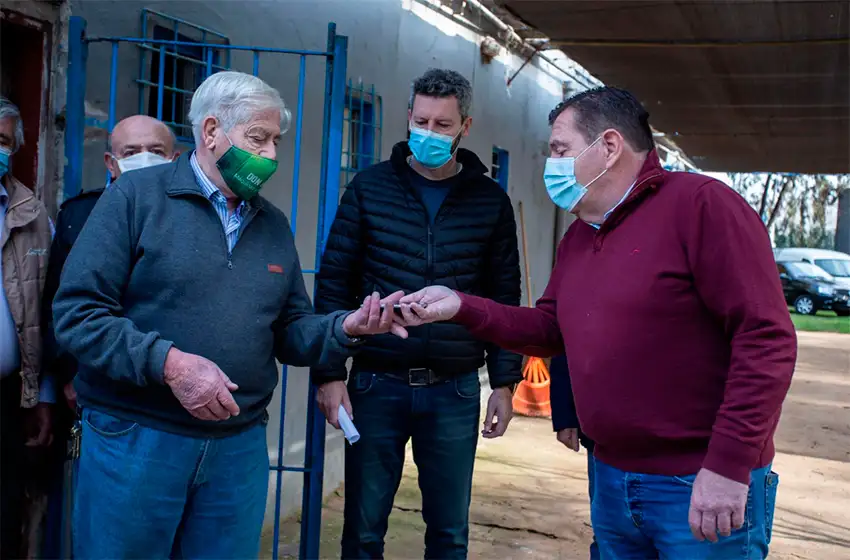 El Municipio entrega botones de alerta a centros de jubilados