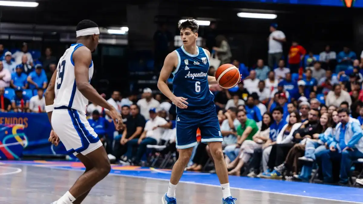 Juani Marcos con el balón en sus manos. (Foto: FIBA)