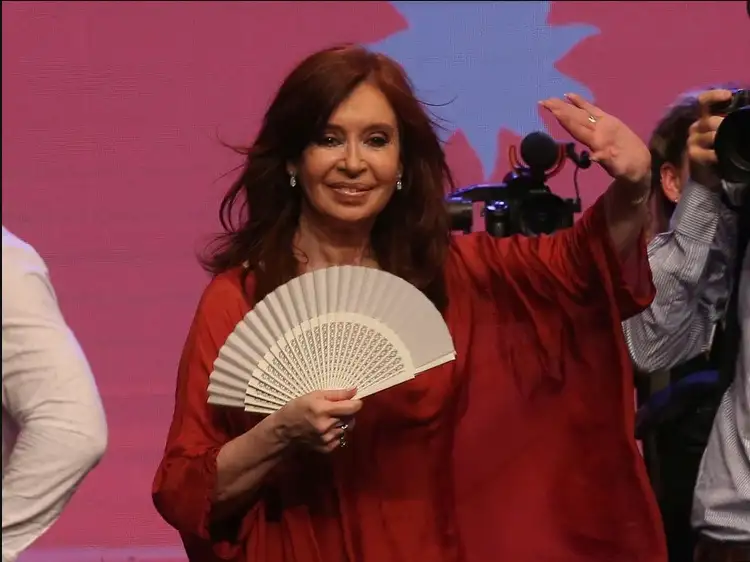 Tras el triunfo electoral, Cristina Kirchner pidió autorización para viajar a Cuba