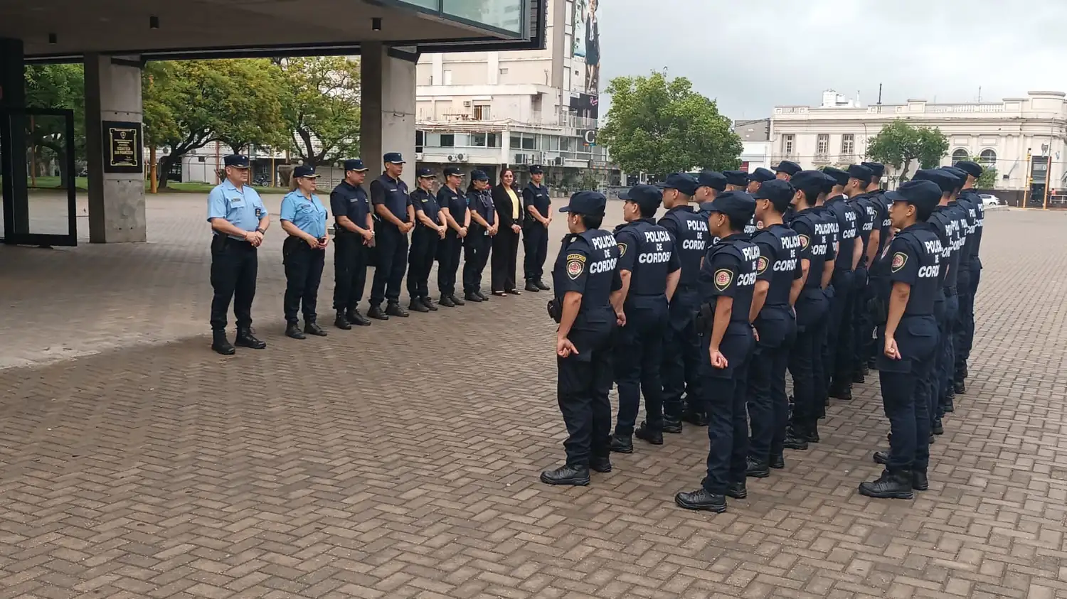 La formación de los egresados de la Escuela de Suboficiales y Agentes frente a la Tercnoteca.