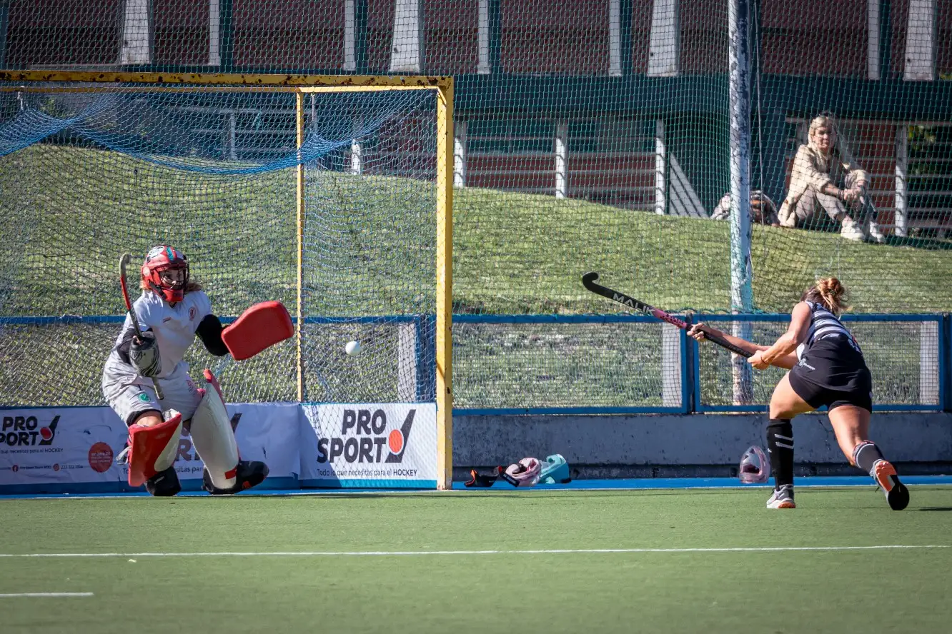 Agustina Álvarez convirtiendo su penal.