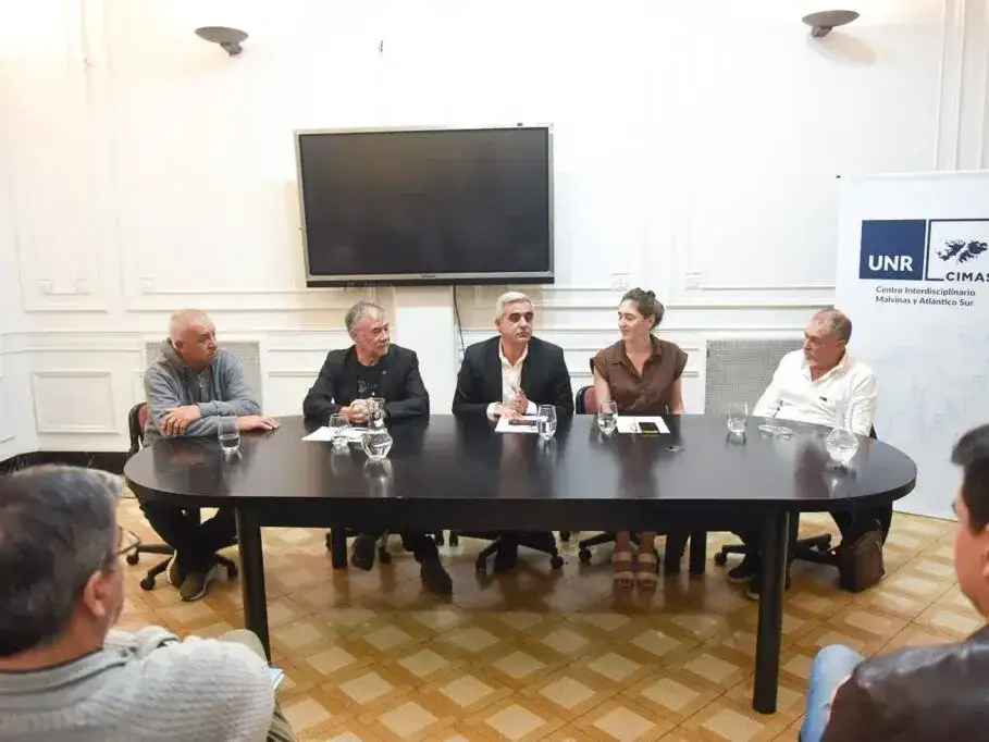 El rector de la UNR, Franco Bartolacci, presidió la mesa académica del acto de lanzamiento del Cimas. Gentileza: Portal Atlántico Sur (PAS)