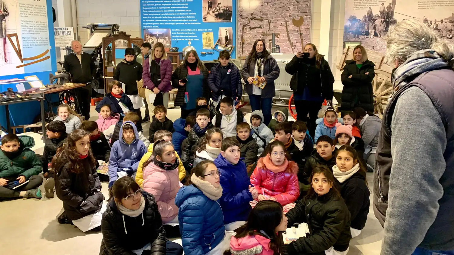 Alberto Orellano guía a un grupo de estudiantes durante una de las visitas al Archivo Gráfico, donde se recorre la historia local a través de objetos y relatos. (Foto: Archivo Gráfico y Museo Histórico).