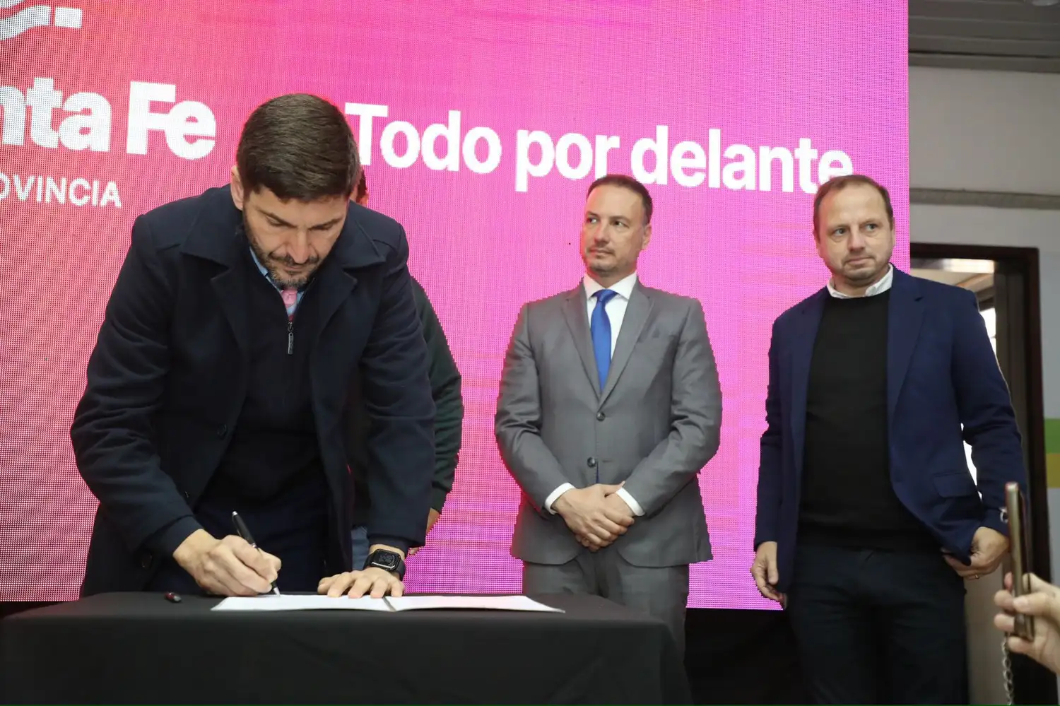 El gobernador aseguró que hay más de 43 mil personas que viven de la obra pública en Santa Fe.