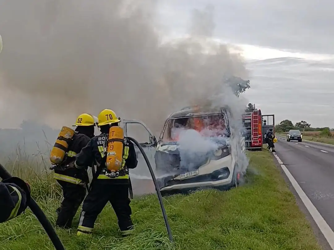 Incendio de utilitario en ruta 33. Crédito: Bomberos de Venado Tuerto.