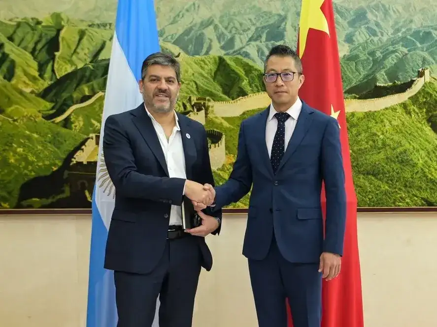Carlos Bianco y Wang Xiaoxu abordaron la incorporación de baterías para reforzar el sistema eléctrico bonaerense.