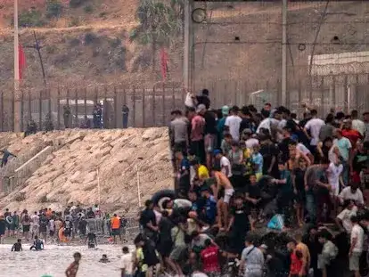Ceuta: tensión y corridas durante el traslado de migrantes a un campamento en el puerto