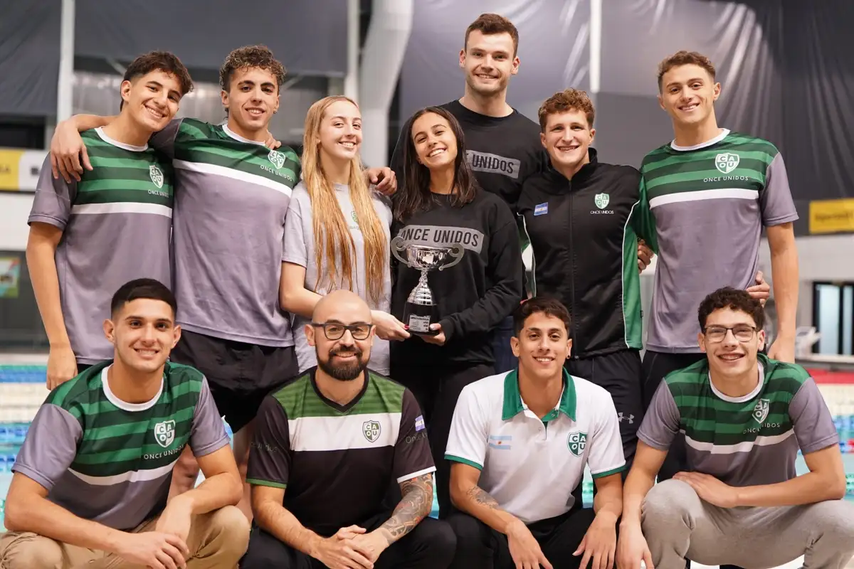 Once Unidos posando con la copa del tercer puesto. (Foto: Alejandro Salgado)